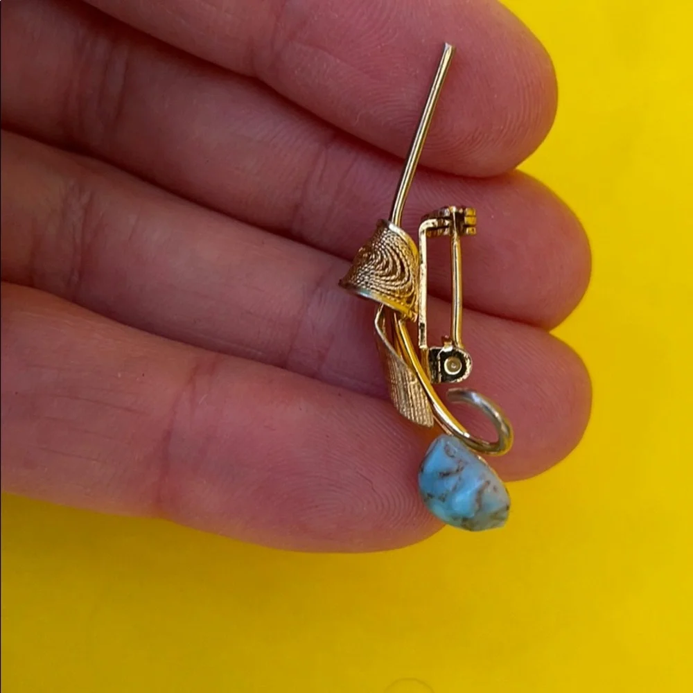 Antique gold brooch with turquoise